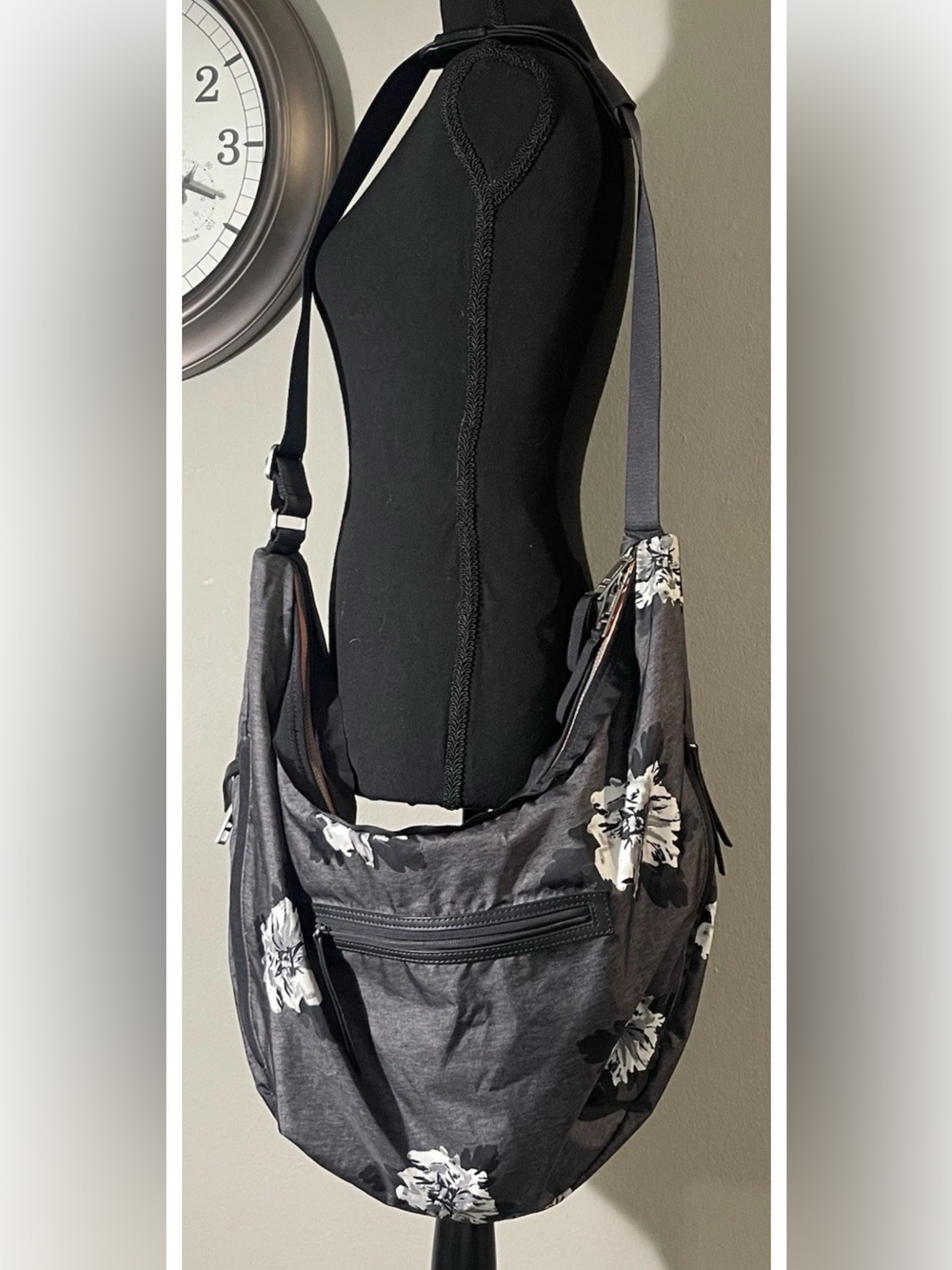 Lululemon Resolution Hobo Bag Atomic Flower Silver Spoon Black Coal Expandable
